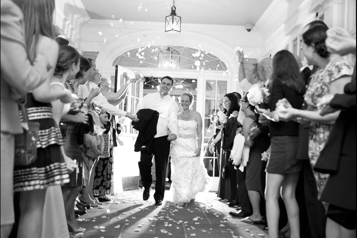 wedding pictures bride and groom farewell with confetti 
