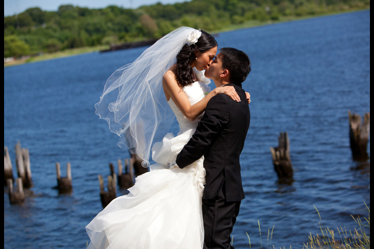 wedding pictures bride and groom by Providence waterfront 