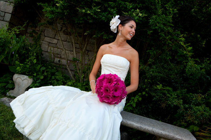 wedding pictures bride with flowers